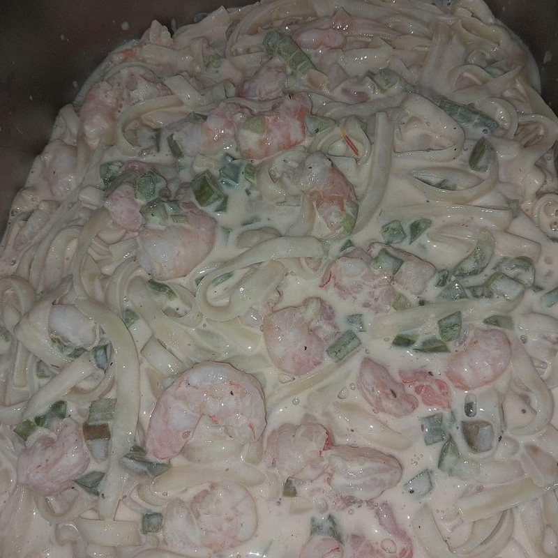 Shrimp fettuccine & dinner roll